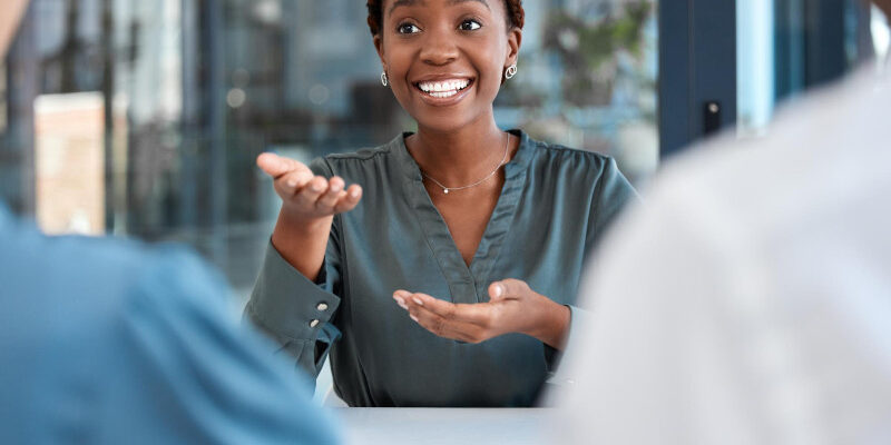 Manger lady talking to 2 customers